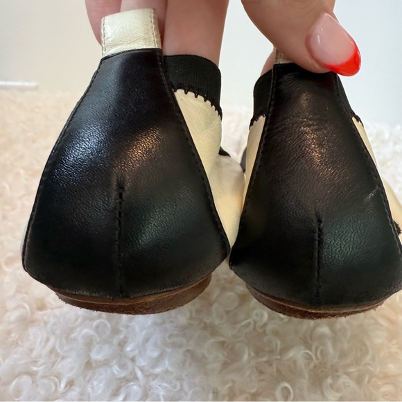 CHANEL White and Black Toe Cap and Heel Logo Ballet Flats 39 - Picture 6 of 11